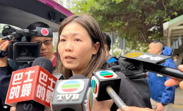 住宏志閣的梁小姐表示回來拿走重要文件及需要的物資。巴士的報記者攝