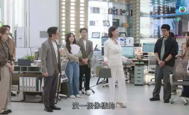 Madam Yuen去到公開平台，第一件事就係彈三彈四。