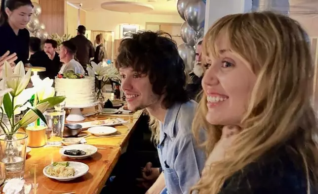 Maxx的父親Dan Morando在社交平台祝賀二人訂婚快樂。