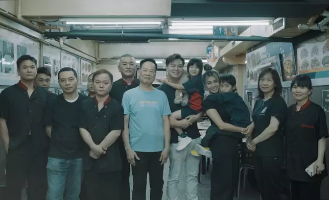 Felix跟一班伙計相處如一家人。