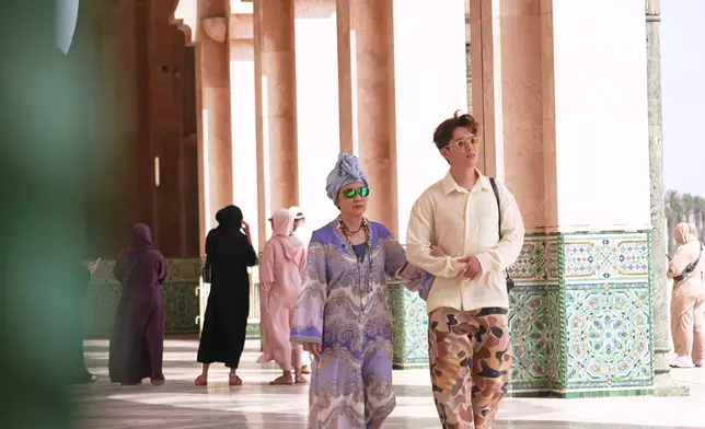 阿姐和Nicholas到訪哈辛二世清真寺。這座耗時7年興建的清真寺於1993年正式落成，除了是世界上第三大清真寺外，入面210米高的宣禮塔更是世界上最高的宣禮塔。