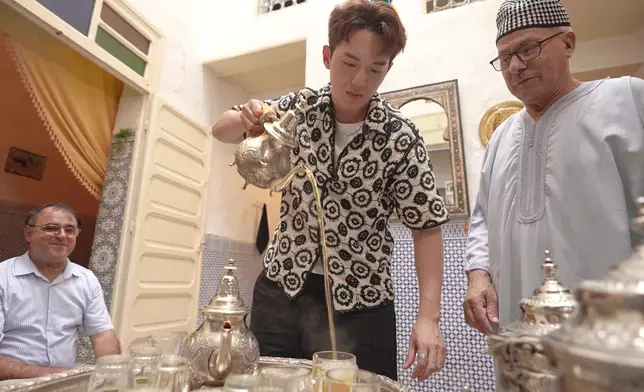 唔單止有口福品嚐當地出名的薄荷茶，Nicholas更有機會親自落手「拉薄荷茶」。