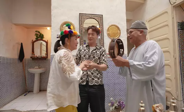 當地人非常熱情，仲邀請阿姐同Nicholas一齊跳舞，二人都樂在其中。