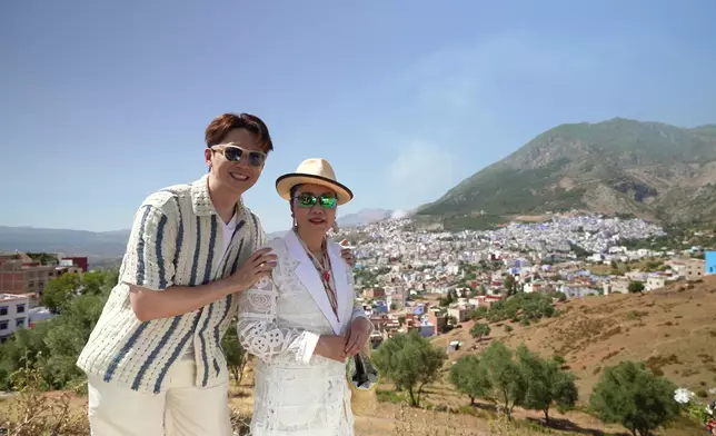 Nicholas非常貼心照顧阿姐，除咗拖住阿姐行，仲會搭住阿姐膊頭，仲預備埋「五色Liza遮」幫阿姐擔遮太陽，果然係暖男一名！