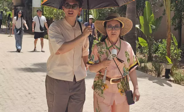 Nicholas非常貼心照顧阿姐，除咗拖住阿姐行，仲會搭住阿姐膊頭，仲預備埋「五色Liza遮」幫阿姐擔遮太陽，果然係暖男一名！