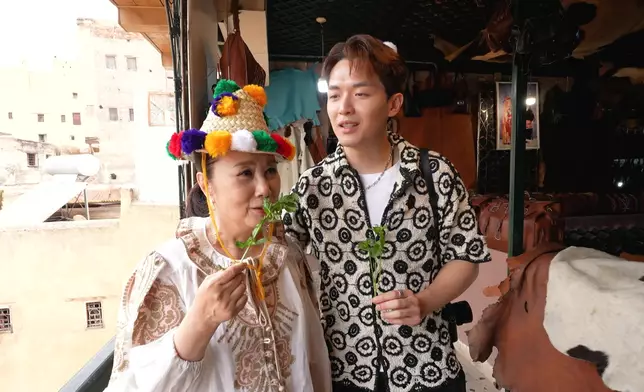 Nicholas仲帶阿姐到「歷史迷城」菲斯體驗「大染缸」，由於臭味濃烈，二人要攞薄荷葉抵擋臭味。