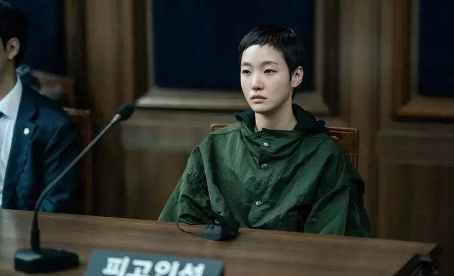 金高銀主動提出剃短頭髮。Netflix官方X圖片