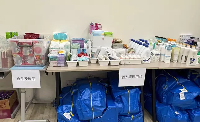 鄧炳強到過渡性房屋探災民 ，見生活所需充足感欣慰。鄧炳強FB圖片