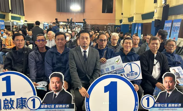 1號候選人劉啟康與打氣團。巴士的報記者攝