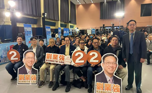 2號候選人劉業強與打氣團。巴士的報記者攝