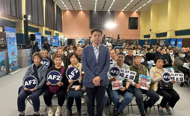 2號候選人楊上進與打氣團。巴士的報記者攝