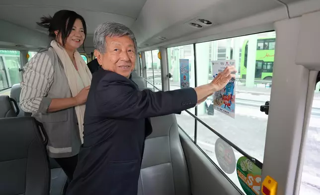 香港的士小巴商總會理事長陳洲為小巴貼上海報。