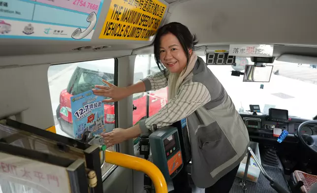 香港齊心基金會執行董事及圈傳媒總社長張瑞蓮為小巴貼上海報。