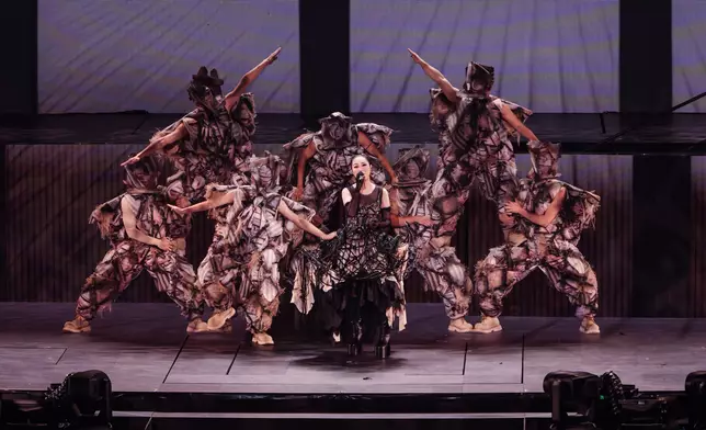 千嬅全晚破紀錄唱足42首歌。