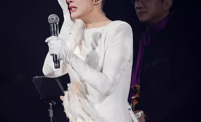 千嬅說：「我好感恩，真心好感恩我可以返嚟……」誰知一講已經喊！