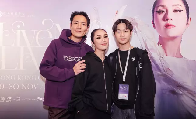 千嬅的兒子丁進諾（Torres）在台下支持媽咪。