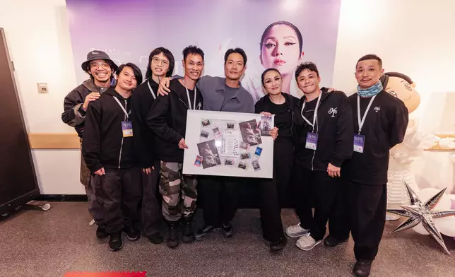 昨晚完騷後，千嬅收到特技人團隊的神秘禮物，是一幅貼滿合照的大相架，用以答謝千嬅和丁子高的慰問。