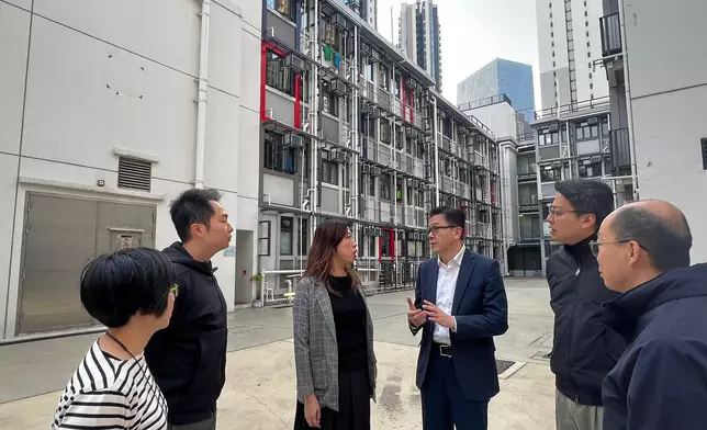 孫東下午到訪啟德過渡性房屋「啟德·東寓」。孫東FB圖片