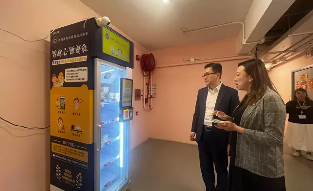 孫東下午到訪啟德過渡性房屋「啟德·東寓」，了解各項設施和物資。孫東FB圖片