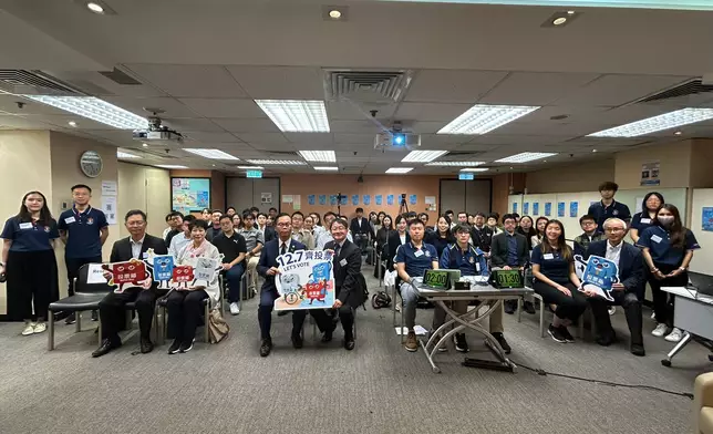 香港工程師學會青年會員事務委員會舉辦「青年有您 選舉有理」的論壇，兩位工程界候選人霍偉棟（右）及卜國明出席。巴士的報記者攝