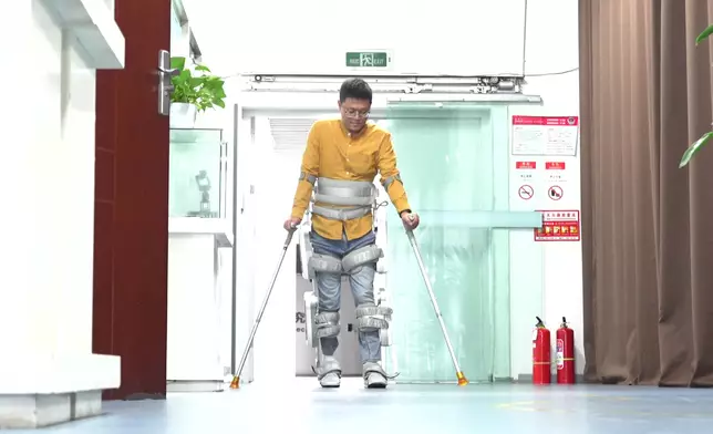 Janis之後探訪外骨胳機器人使用者林寒，他在建築工地從四樓意外墮下，卻始終沒有放棄復健。