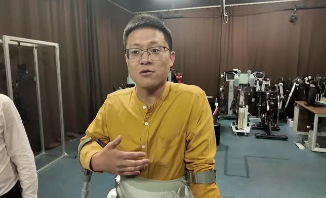 林寒談坦言外骨胳機器人讓他重獲行走的希望：「第一次站起來的感覺是一片空白，父母在旁邊很激動。」