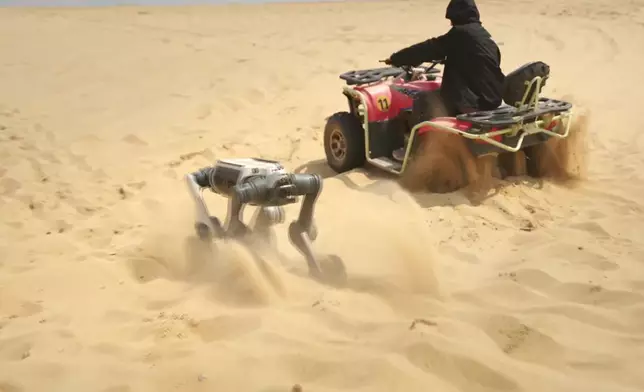 四足機器可在泥濘路面穩步前進、攀行山徑、上下樓梯。