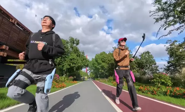 Janis穿傲鯊機器人跑步：「感覺好得意，好似唔係自己跑緊咁，令你跑得輕鬆啲持久啲。」