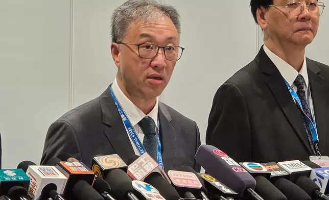 選管會主席陸啟康(左)會見傳媒。巴士的報記者攝