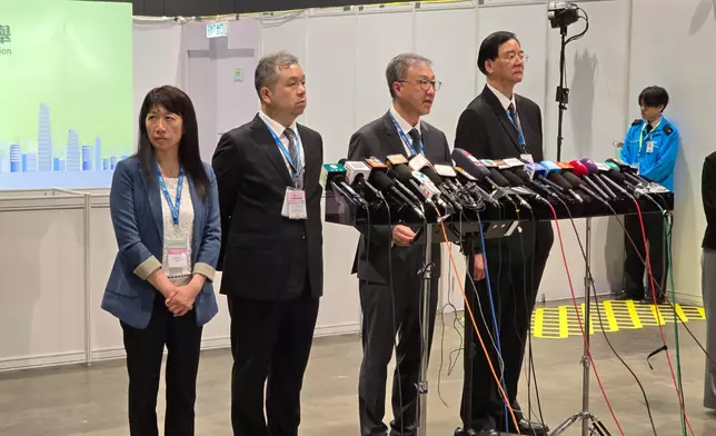 選管會主席陸啟康（右二）會見傳媒。巴士的報記者攝