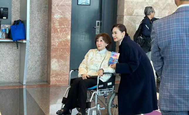 選委鄺美雲和鄭明明。巴士的報記者攝