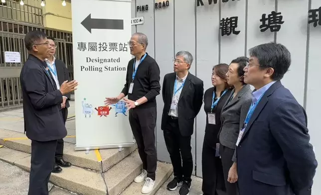 醫務衞生局局長盧寵茂(左二)等官員連同醫管局代表早上前往專屬投票站巡視，了解運作情況。