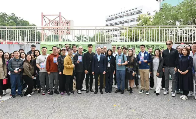 政制及內地事務局局長曾國衞巡視票站，並和選民合照。政制及內地事務局FB圖片