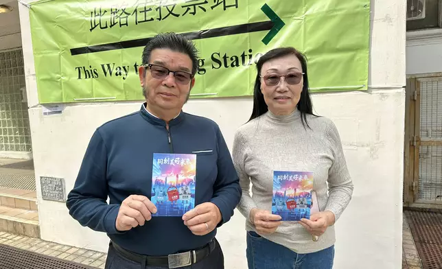 黃先生及黃太太期望議員能以社區及市民利益為優先（巴士的報記者攝）