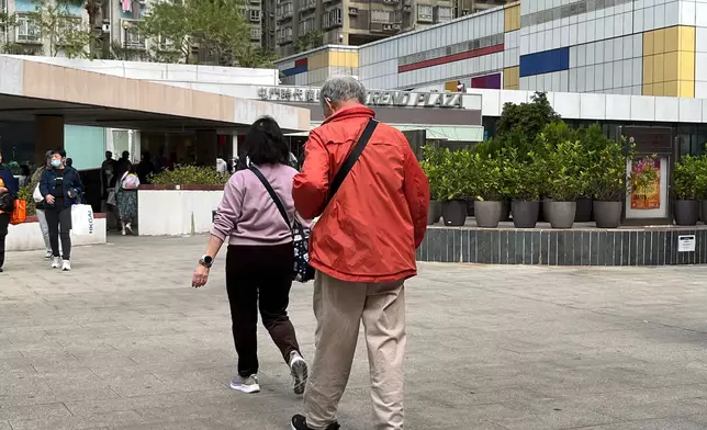 梁女士（紫衣）希望新一屆立法會議員能更關注長者群體（巴士的報記者攝）