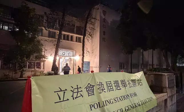 港島東皇仁書院投票站。巴士的報記者攝