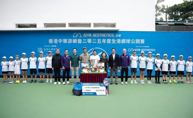 男單頒獎大合照。前排左起：中國香港網球總會會長鄭明哲、香港中華游樂會副主席何艾文、體育專員蔡健斌、男單亞軍譚善恆、男單冠軍Raul Alberto Guardia、Gym Aesthetics董事總經理。