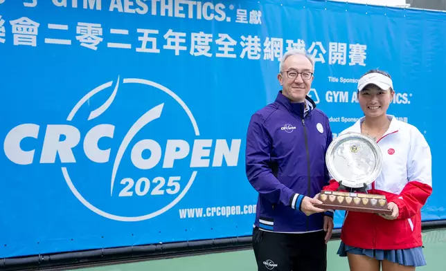 「香港中華游樂會全港網球公開賽」賽委會主席莫君逸（左）向女單冠軍石卓盈（右）頒獎。