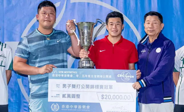 香港中華游樂會義務司理施熙禮（右）向男雙冠軍黃俊鏗（中）、李欣翰（左）頒獎。