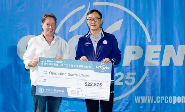 本屆賽事向愛心聖誕大行動和九龍樂善堂共捐出港幣45,750元。香港中華游樂會副主席何艾文（右）轉交善款予兩間慈善機構代表。