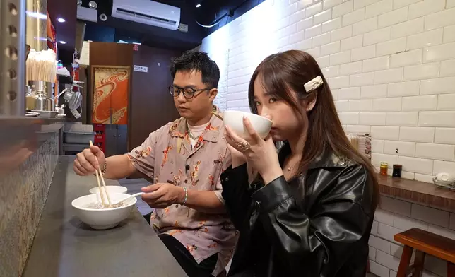 暉哥起先嫌棄Frankie介紹牛腩麵店。