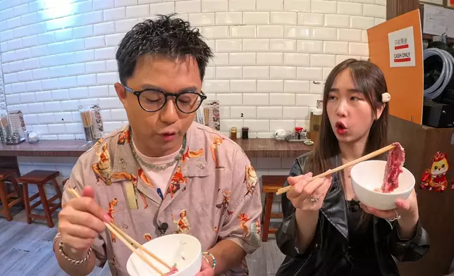 暉哥試勻各部位的牛肉後，讚不絕口。