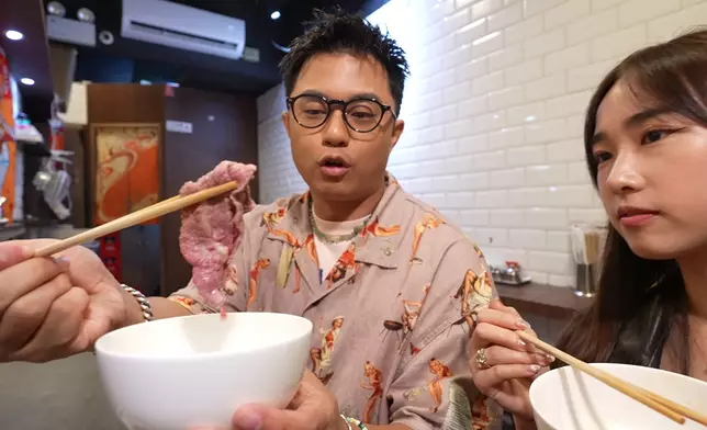 暉哥試勻各部位的牛肉後，讚不絕口。