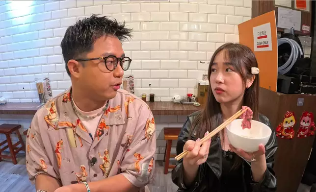 暉哥試勻各部位的牛肉後，讚不絕口。