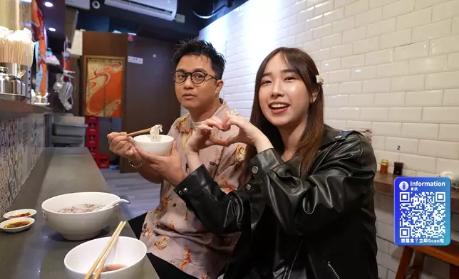 暉哥試勻各部位的牛肉後，讚不絕口。