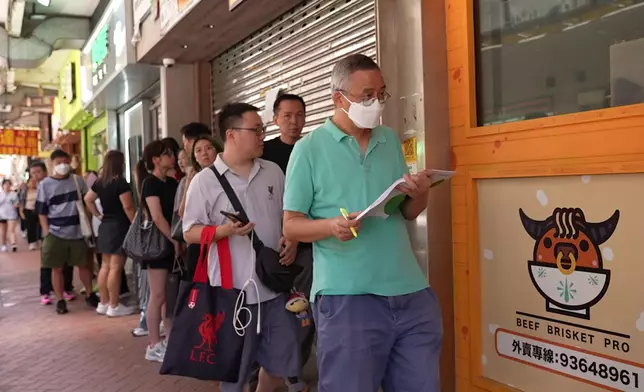 一班食客早早便在店外排隊入座。