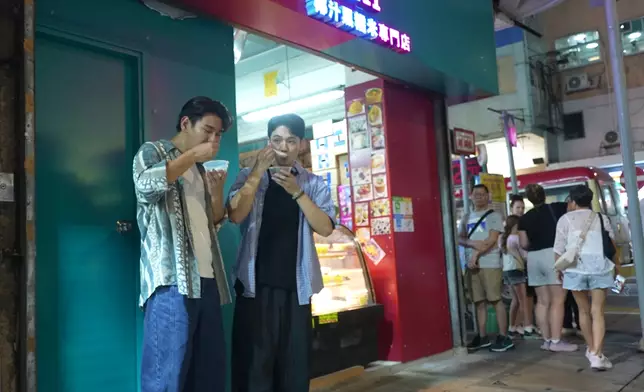 Arthur、行仔食飽飯再去食糖水。