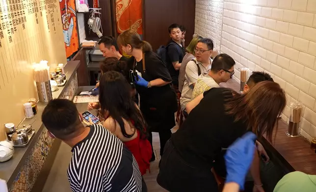 一班食客早早便在店外排隊入座。