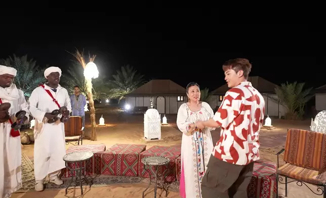 阿姐玩到勁開心，成個少女咁。