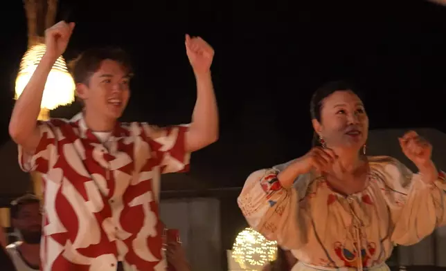 阿姐玩到勁開心，成個少女咁。